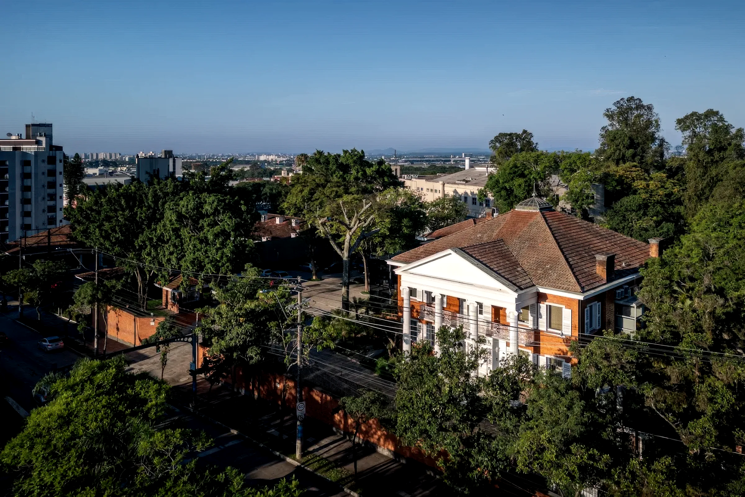 Vista aérea da casa histórica entre as árvores de Porto Alegre