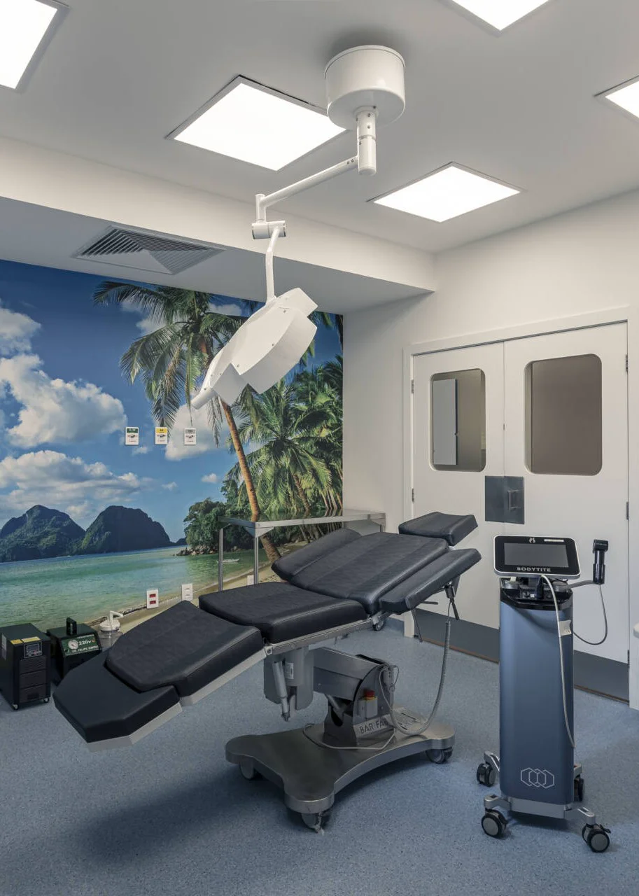 Sala cirúrgica da Dominique com mesa cirúrgica, foco de luz e painel de praia
