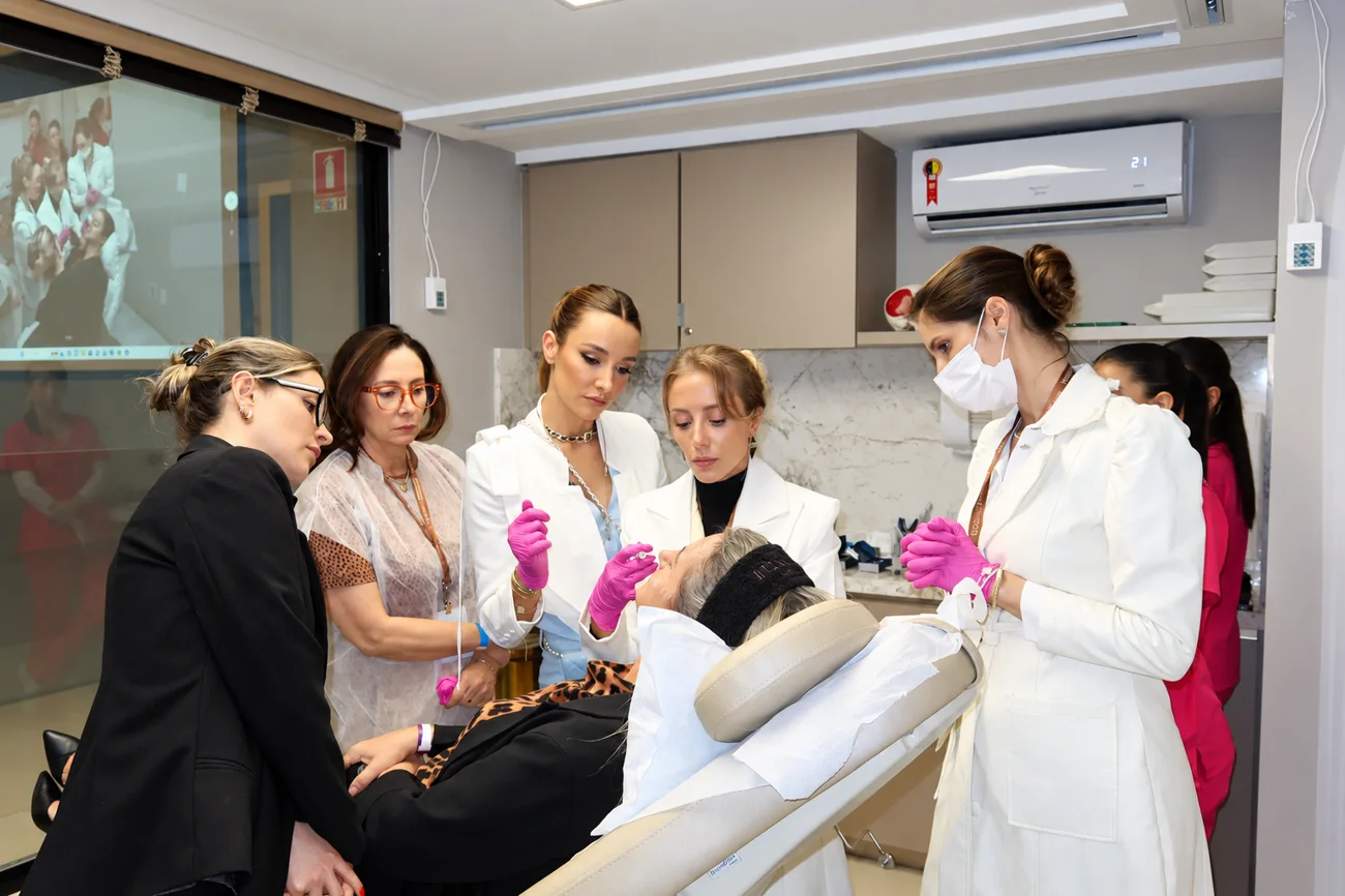 Dra. Vivian Simões Pires orientando médicas durante o Fellow, em um procedimento na clínica